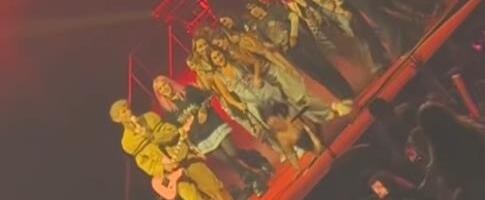 Drama na koncertu bivšeg verenika Megan Foks: Devojka upala u rupu na bini, a evo kako je reper reagovao (VIDEO)