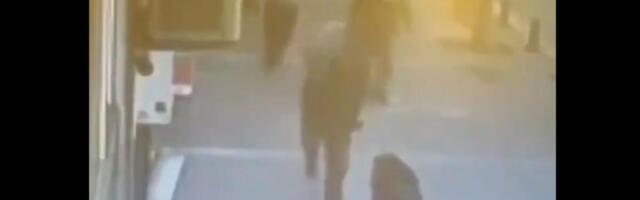ŠOKANTAN SNIMAK KRUŽI INTERNETOM: Maltretira i tuče ženu nasred ulice, ali zatim uleće OSVETNIK! (VIDEO)
