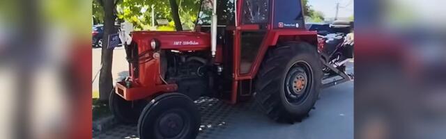 Ivan obilazi svet na traktoru iz doba SFRJ: Zastao na jugu Srbije, a svadbenu povorku nikada neće zaboraviti