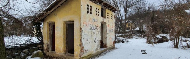 Ovako se danas živi u Srbiji -  đaci iz sela kod Zaječara u školi koriste poljski wc