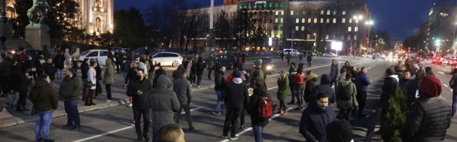 Revltirani odlukom da sve bude zatvoreno do ponedeljka, ugostitelji blokirali centar Beograda