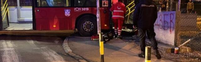 SAMO MU JE PALA GLAVA NA VOLAN! Stravična nesreća u Žarkovu, autobus se zakucao u autoplac, vozaču odjednom POZLILO (FOTO)