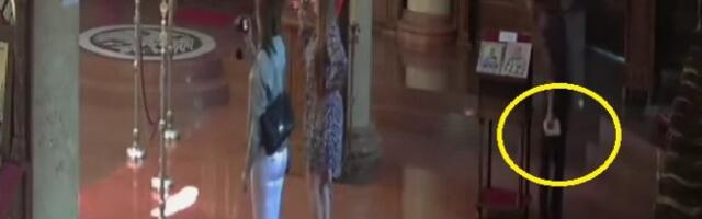 POLJUBIO JE IKONU, A ONDA OSTAVIO PRETEĆE PISMO U OLTARU! Ono što je napisao gore je od NAJGOREG UŽASA (VIDEO)