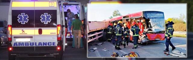 Šest osoba iz udesa autobusa i kamiona kod Umke primljeno u Urgentni centar:  Autobus naleteo na kamion, muškarac poginuo, 20 povređenih