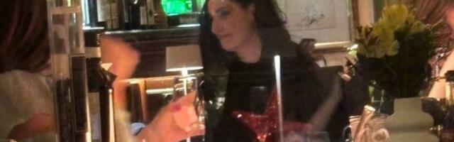 (PAPARACO) Mira Škorić uhvaćena s poznatim muškarcem na večeri: Sa njim se noću viđa