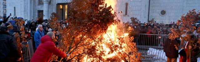 Veličanstven prizor u Beogradu: Ispred Hrama Svetog Save zapaljen badnjak (FOTO)
