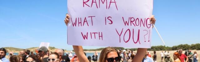 Protesti u Albaniji: Spor oko megaprojekta Trampove ćerke na ostrvu Sazan eskalira