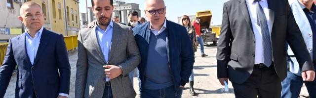 Toma Mona i Vesić zagrljeni na mostu: "Mogu li ti radovi malo brže"? (FOTO)