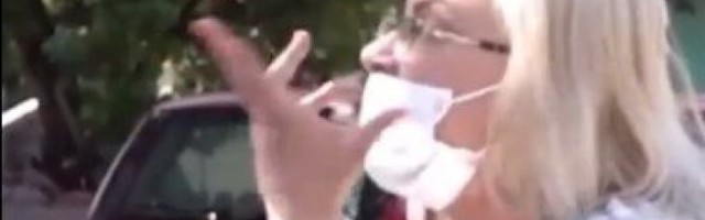 MARIJA KULIĆ BRUTALNO NAPALA NOVINARSKE EKIPE! Psovala, vređala, zamalo fizički nasrnula, a onda je Siniša izašao iz dvorišta! /VIDEO/