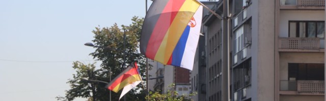 FOTO: Nemačke zastave vijore se centralnim bulevarom Novog Sada