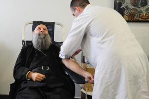 Акција добовољног давања крви у храмовима СПЦ, крв дао и патријарх Порфирије