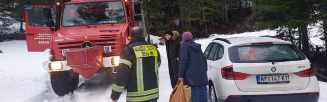 PETOČLNA PORODICA IZ NOVOG PAZARA SPASENA NA JELOVICI – Među njima trudnica i dvoje maljoletne djece (FOTO)