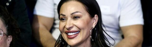 Ceca Ražnatović u bademantilu i bez trunke šminke, sa pogledom na more: Ti si se zaljubila... (FOTO)