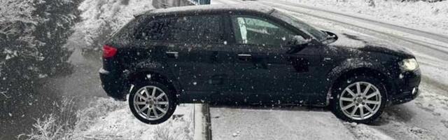 Dramatična scena u Rožajama: Auto na ivici provalije, za dlaku izbjegnuta tragedija