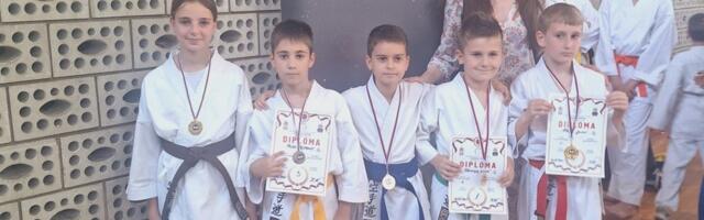 Karatisti kluba „Bušido“ iz Lekovca osvojili četiri zlatne i jednu bronzanu medalju