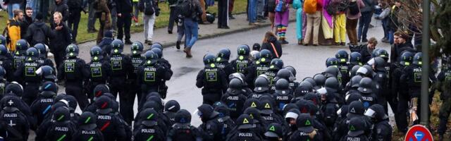 (VIDEO) Blokaderi divljali po Nemačkoj: Jezivi snimci nasilja se šire mrežama - Policija ih rešila suzavcem i vodenim topovima