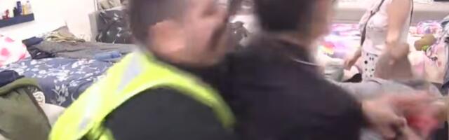 LETI PERJE NA SVE STRANE, OBEZBEĐENJE OPKOLILO BELU KUĆU: Prostorija demolirana, učesnici totalno van kontrole!