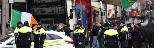 Irska policija uklanja blokade i hapsi demonstrante da bi mogla ponovo da otvori rafineriju