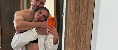 ON GO DO POJASA BICEPSI PUCAJU, ONA U CRNOM BIKINIJU! Pevač javno rekao da bi prevario ženu, a nakon skandala pokazali kako uživaju (FOTO)