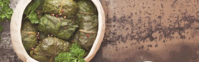 Šta kuvate danas? SARMICE od ZELJA sa SUVIM REBRIMA, prste da poližete! /RECEPT/