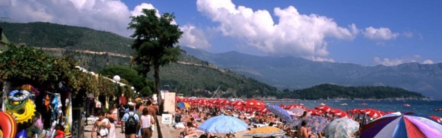Najluđa zaštita od sunca patentirana u Crnoj Gori - svi se smeju čoveku koji se bez blama ovako sunča