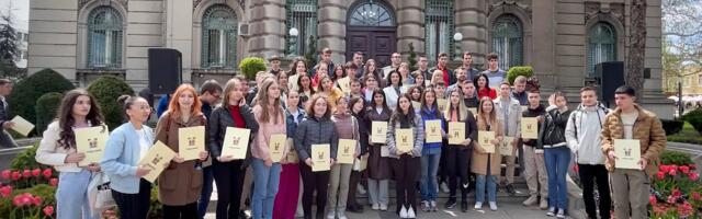 Ukupno 119 srednjoškolaca i studenata dobilo stipendije. Uskoro besplatan prevoz i za srednjoškolce
