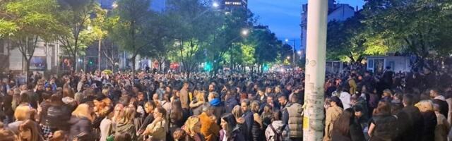 Građani se okupili na Vračaru, polažu cveće i pale sveće (FOTO i VIDEO)