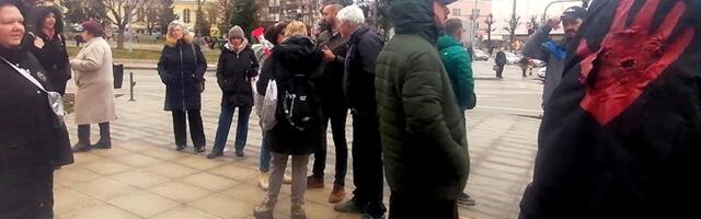 „Da ne dišemo Duboko“ dočekuje odbornike pre sednice o razrešenju gradonačelnice