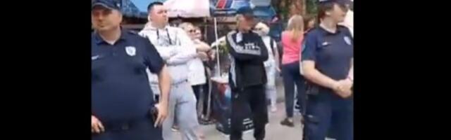 Pančevci naprednjacima MAHALI PARAMA i skandirali im "LOPOVI" i "ROBOVI" (VIDEO)