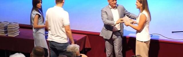 Uručene nagrade čačanskim vukovcima, deo učenika odbio da se rukuje sa gradonačelnikom