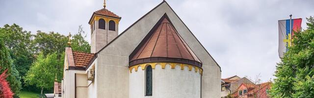 Jezivo: Oskrnavljena crkva na Karaburmi - Vandali ofarbali ikone crvenom bojom (FOTO)