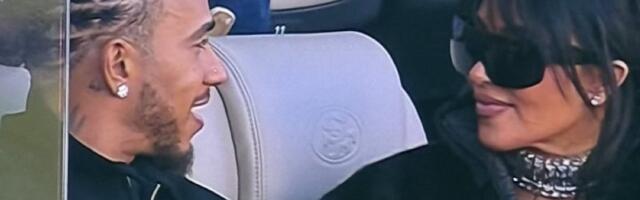 Kim Kardašijan u tesnom surferskom odelu, Hamilton ne skida ruke sa nje: Par uhvaćen kao sav normalan svet (FOTO/VIDEO)