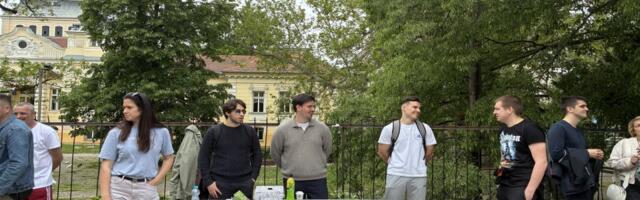 VIDEO: Studenti dele nalepnice u Novom Sadu, pored njih štandovi SNS-a