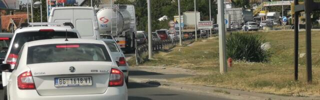PRVOMAJSKI HAOS NA IZLAZIMA IZ BEOGRADA: Kilometarske kolone na auto-putu, vozila se jedva kreću
