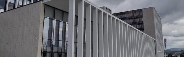 U mizanscenu crnog vodvilja on bira da uđe pod reflektore – ne kao sudija, već kao stalni izvođač u programu