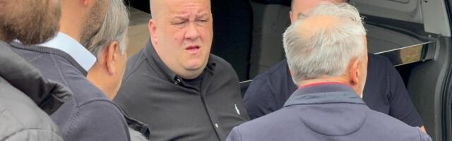 Potresna scena na groblju! Dino se slomio kad je video sanduk sa telom svoje majke, Osman stoji pored njega
