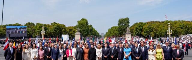 MAKRON OBJAVIO FOTOGRAFIJU KOJA SVE GOVORI Vučić rame uz rame sa svetskim liderima na istorijskom događaju, dokaz da je bio pozvan na vojnu paradu (FOTO)