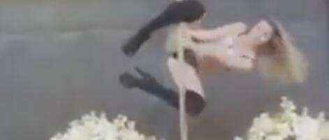 STRIPTIZETA ZAPLESALA OKO ŠIPKE NA SAHRANI! Razlog je NESVAKIDAŠNJI, pogrebnik u šoku: Mislio je da je video sve - otkriveno ko je tražio ovaj nastup (VIDEO)
