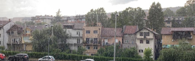 SNAŽNO NEVREME POGODILO BEOGRAD Padaju jaka kiša i grad! RHMZ izdao novo upozorenje, zna se koliko će trajati pljuskovi (FOTO/VIDEO)