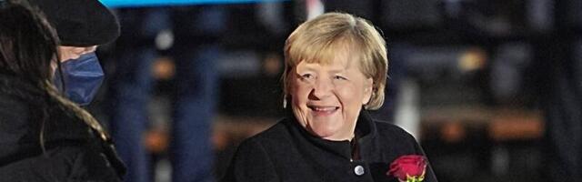 Ovako se ide u penziju - Angela Merkel se od Nemaca oprostila pank pesmom i vojnom ceremonijom