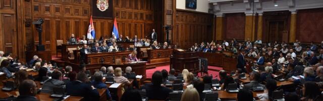 Zaseda Skupština Srbije -Bahata opozicija se poslanicima unosi u lice, opstruišu dalji rad parlamenta (VIDEO)
