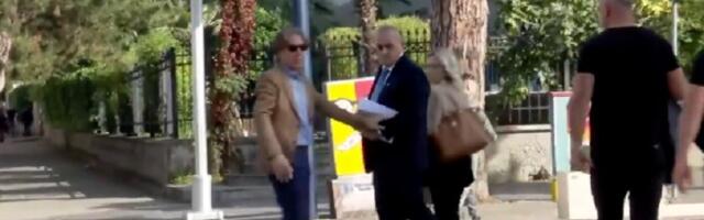 Kontroverznog poslanika gađali jajima i jogurtom (VIDEO)