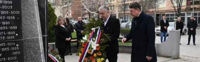 "PAMTIMO I NE ZABORAVLjAMO": U Severnoj Mitrovici odata počast žrtvama pogroma