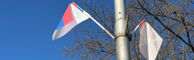 Pred Vučićev dolazak, u Prokuplju „bele zastave“, prve reakcije građana da se neko predao?!