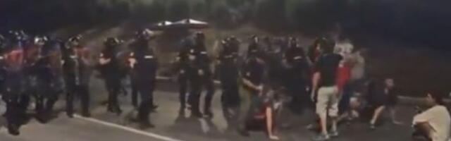 Užičani probili kordon, a onda je policija krenula ka građanima i potisnula ih sa magistrale (VIDEO)
