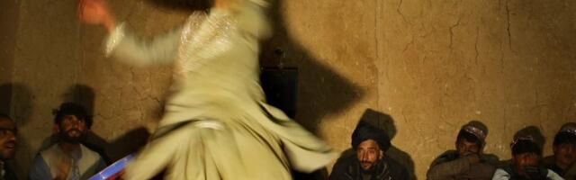 (VIDEO) Znate li šta je bača bazi?! Cure jezivi snimci mučenih dečaka - Možete li da pogodite gde se ova bizarna praksa dešava?!