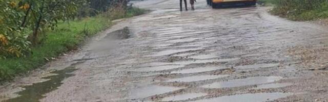 Deca do škole u Bratmilovcu stižu preko rupa i jezerca (video)