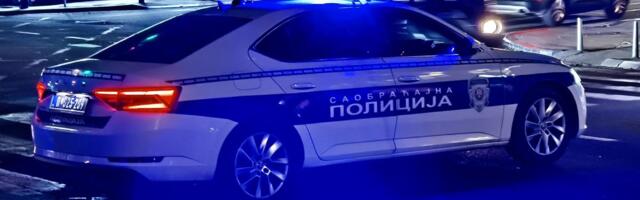 HOROR! VOZIO 130 NA SAT I BEZ VOZAČKE DOZVOLE, PORED NJEGA BILA ŽENA S BEBOM: Saobraćajci u Rumi zaustavili vozača (28), momentalno isključen iz saobraćaja