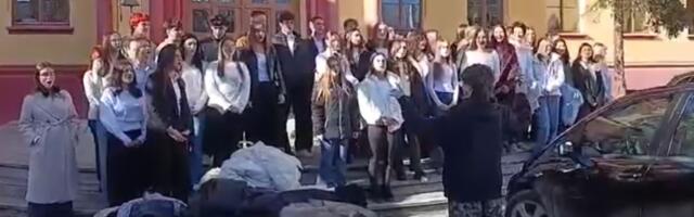 Đaci Karlovačke gimnazije odbili da pevaju pred predsednikom opštine, nastupili ispred škole