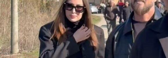 POTRESNA SCENA NA SAHRANI BRATA DARKA LAZIĆA: Aleksandra Prijović JECA na sav glas, kolega se ne odvaja od nje! (VIDEO)